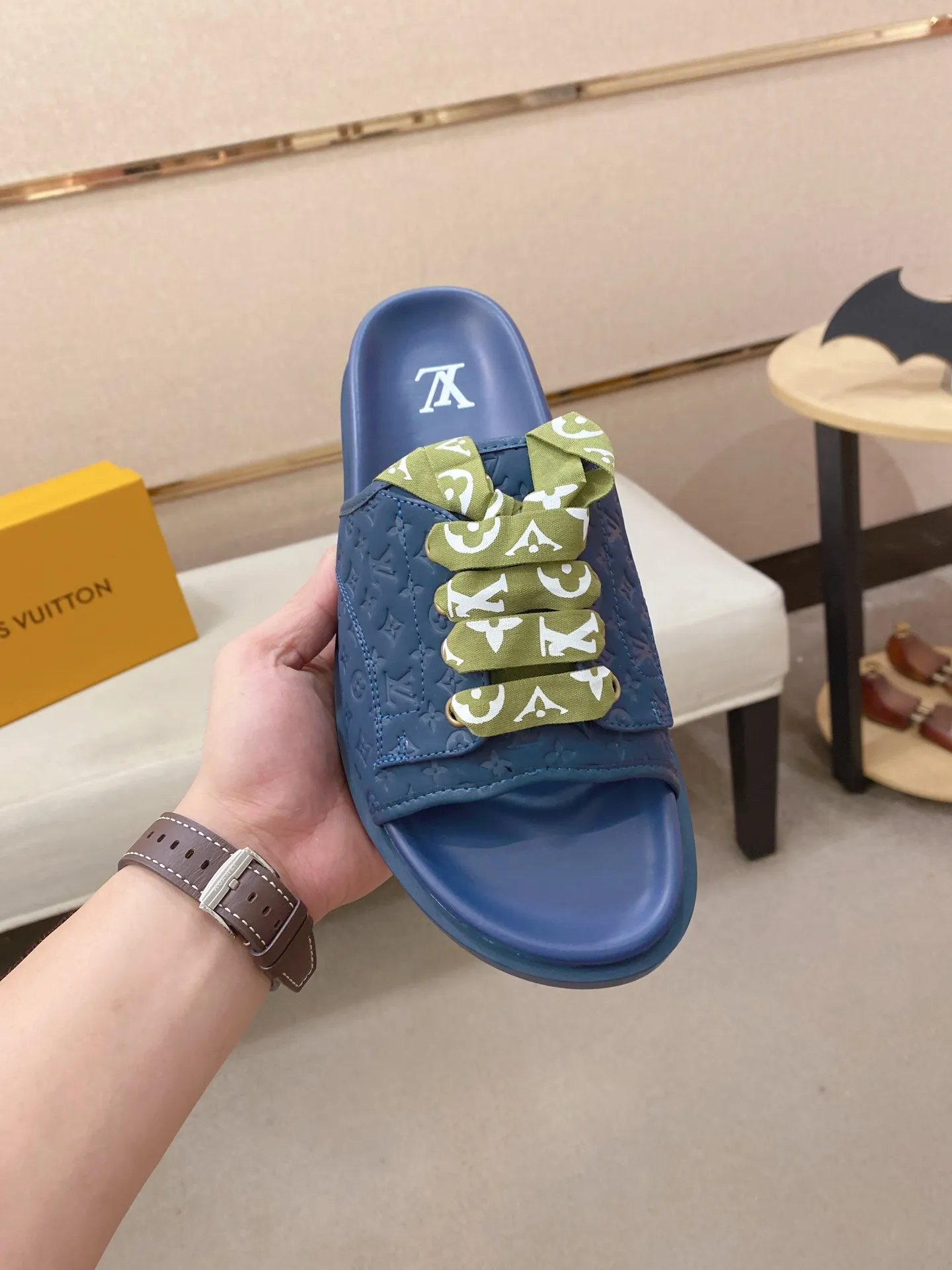 Men's shoes 💰: 340💰Made by LV🔍Top purchasing agents. Men's spring and summer slippers are available at the same counter. The uppers are imported cowhide from Italy, with logo graphics and high-quality craftsmanship. Soles: original soles specially provided by the original factory. Exclusive movable molded soles are super comfortable. Original goods follow orders. 🔍🔍High quality. You can enter and exit the counter at will. Welcome to compare. Size 38-44.